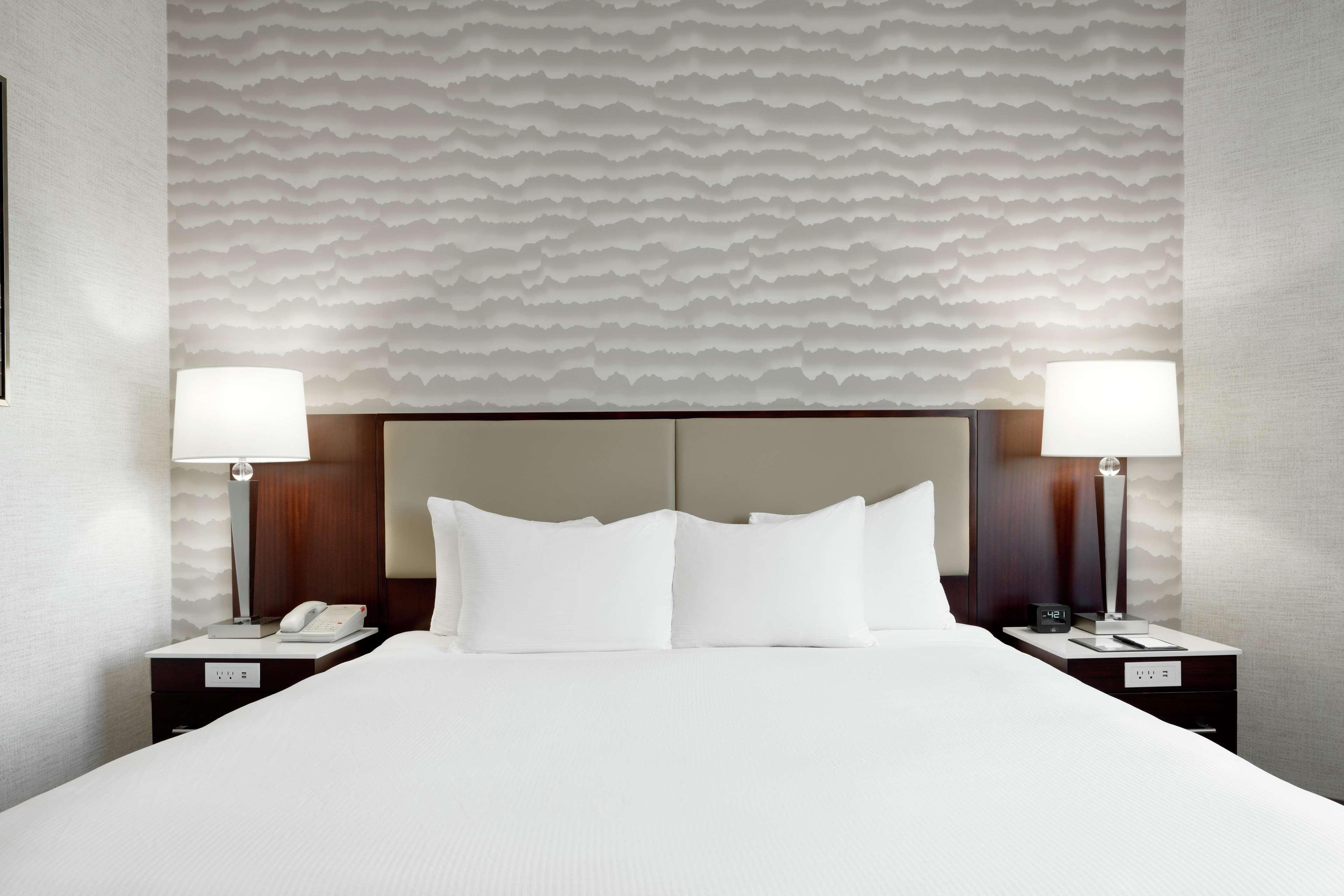 Doubletree Suites By Hilton Phoenix Exterior foto