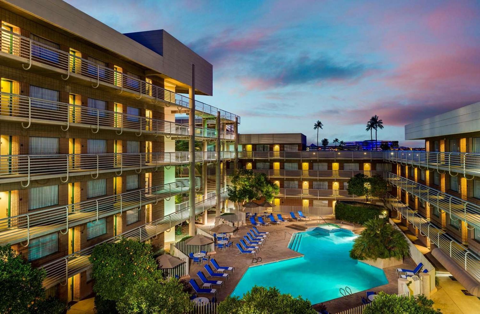 Doubletree Suites By Hilton Phoenix Exterior foto